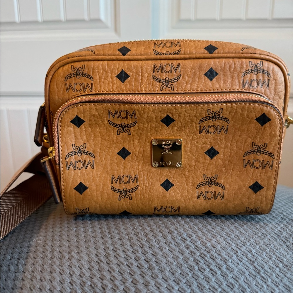 MCM Arena crossbody for in Visetos. Crossbody and wallet.